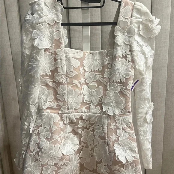 Elegant White Floral Backless Dress - Picture 6 of 9